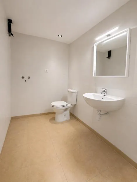 Lavabo adaptat amb inodor, rentamans i mirall retroil·luminat