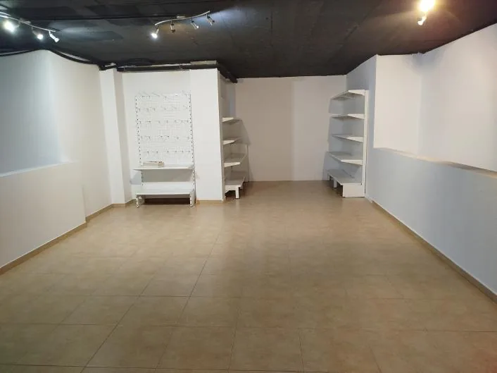 Sala de la planta superior amb prestatgeries i mobiliari auxiliar blanc